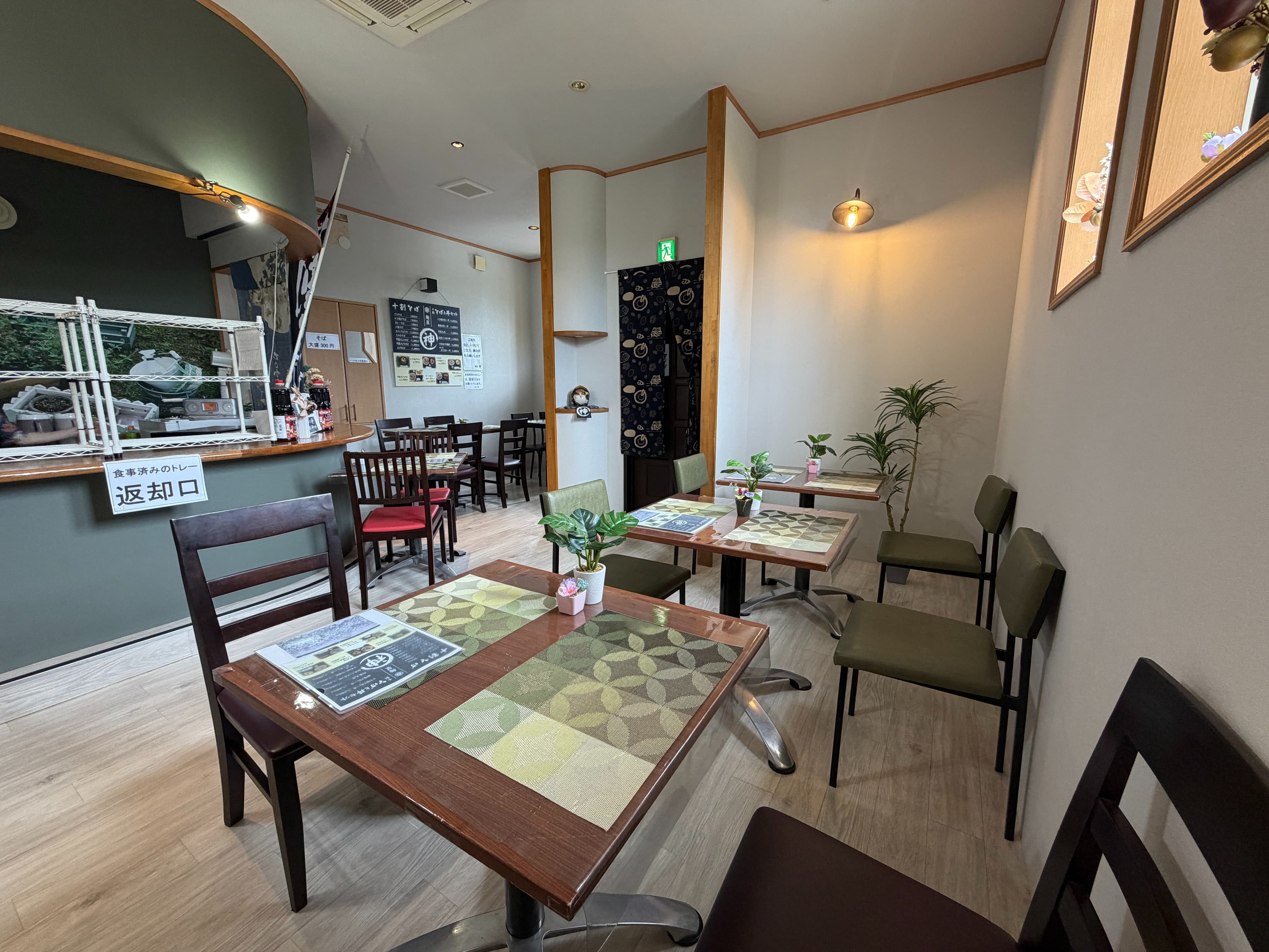 十割そば 麺屋 神(じん)の店内・スタッフ