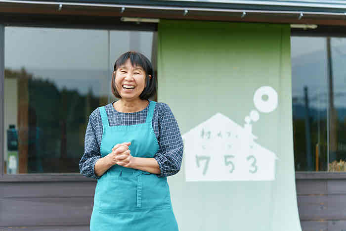 村カフェ 753の店主がお出迎え